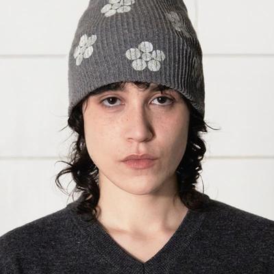 ШАПКА БИНИ ИЗ НЕОБРАБОТАННОЙ ПРЯЖИ С ЦВЕТОЧНЫМ УЗОРОМ / СЕРАЯ