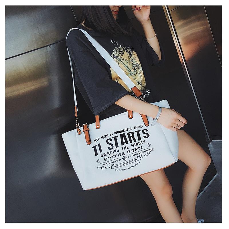 Большая женская сумка с письменным принтом