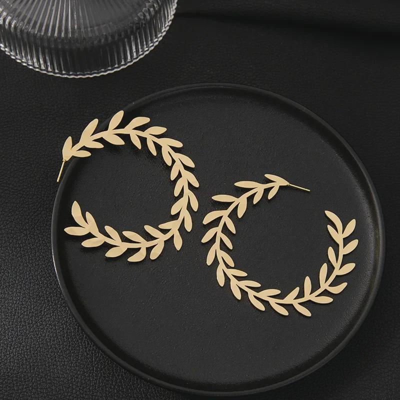 Женские геометрические серьги европейского и американского качества: Неправильные круги, ретро-металлические листья, бабочки и квадраты.