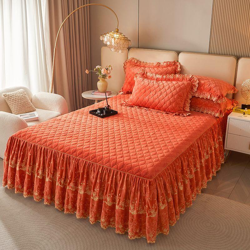 Современный стеганый комплект из кружевной клетчатой юбки с наволочками - 3 предмета, мягкий, удобный, дышащий, однотонный дизайн для спальни