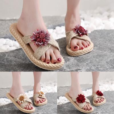 Летние тапочки на плоской подошве с открытым носком. Женская одежда. Пляжная обувь. Женская обувь.