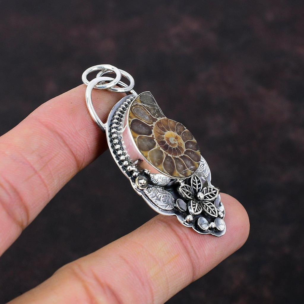 Подвеска из ископаемого аммонита из стерлингового серебра 925 пробы. Красивые ювелирные изделия из драгоценных камней. Подвеска из целебного камня ручной работы. Цветочные украшения. Подарок для друга.