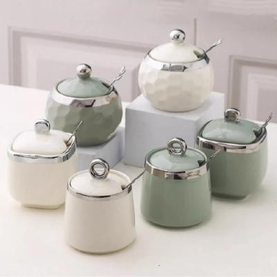 Керамическая банка для приправ с ложкой, кухонный контейнер для хранения приправ, банка для соли и перца, бытовая банка для хранения, керамическая коробка-бутылка