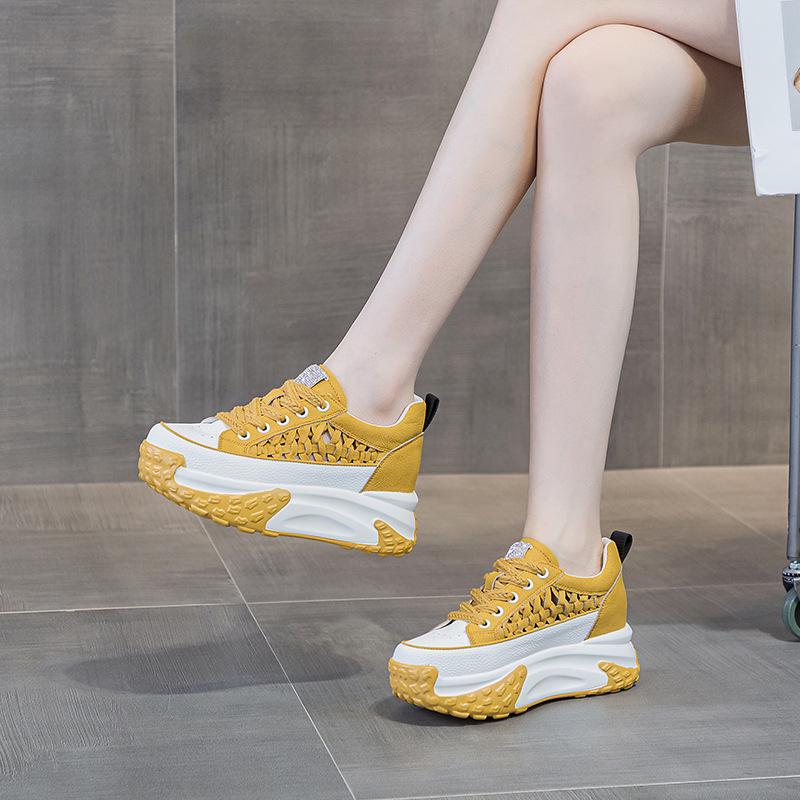 Летние женские повседневные белые сандалии 2024 года из дышащей ткани с низким верхом, толстой подошвой и внутренним подъемом пятки, из натуральной кожи, спортивный дизайн.