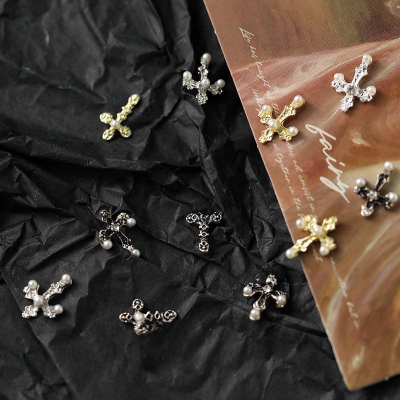 Нейл-арт с крестом королевы-матери Сатурна: Серебро в стиле ретро с жемчугом и бриллиантовыми акцентами