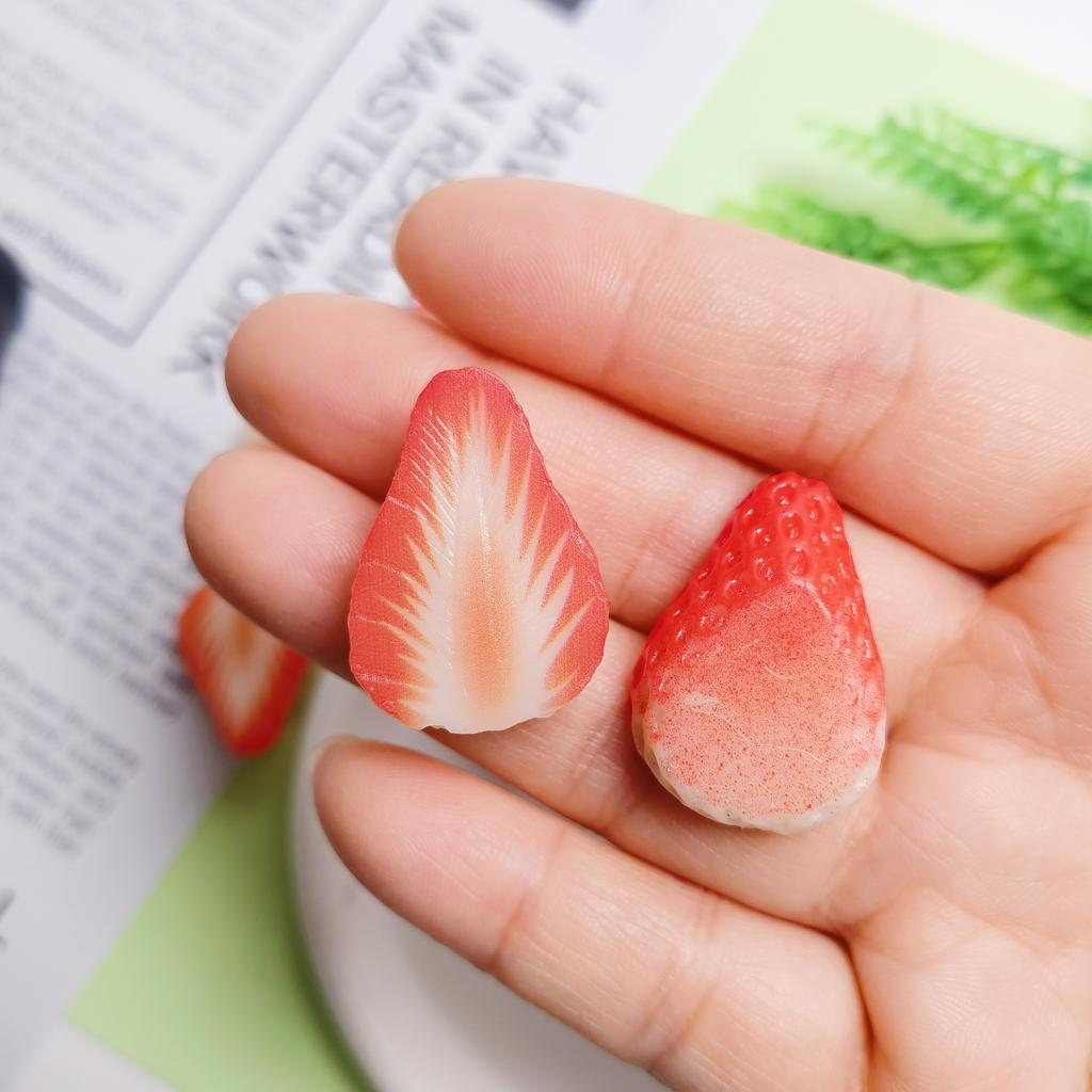 Hot Selling 100Pcs Resin Strawberry Fruit With No Holes Half Strawberry Flat Back Cabochons Embellishment for Crafts Accessories