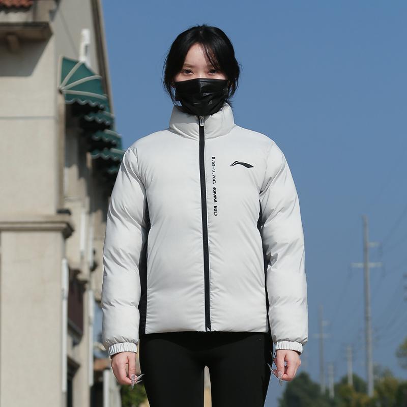 Li Ning Color Block Letter молния воротник стойка удобная дышащая универсальная короткая хлопковая куртка мужская куртка белая AJMU219-2