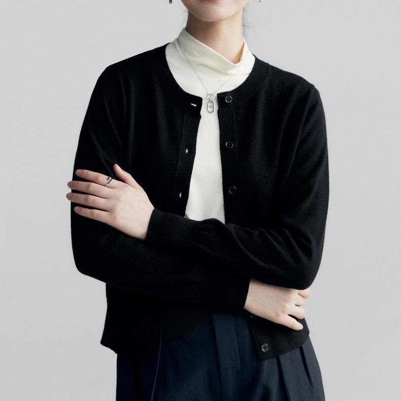 Spring and Autumn Fashion Temperament Versatile Thin Bottom Top Women's Design Sense Simple Casual Solid Color Crew Neck Knitted Cardigan