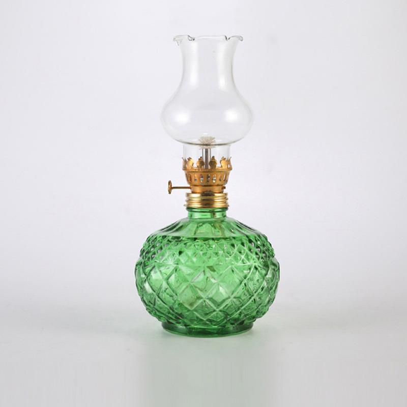 Масляная лампа перед Буддой, создающая атмосферу кемпинга. Осветительное приспособление