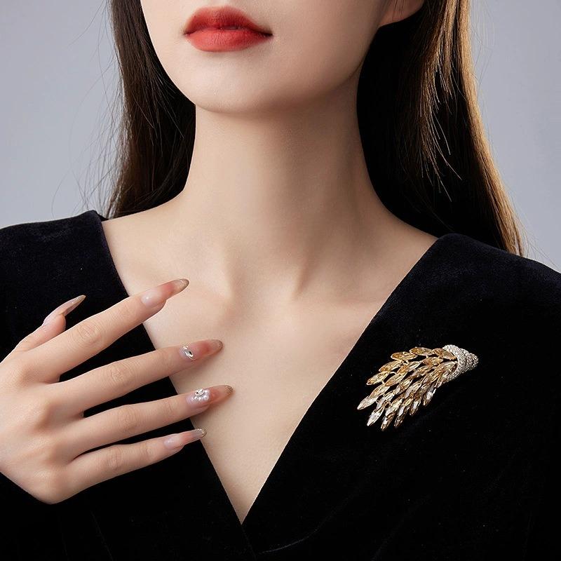 Высококлассная и элегантная женская хрустальная брошь в виде колоса пшеницы с ощущением легкой роскоши и высокого класса