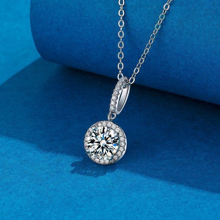Women's Luxury Round Disc Collarbone Necklace PT950 Platinum 2Ct Moissanite - Collarbone-fitting, neck-lengthening, noble aura