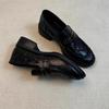 Версия из коровьей кожи, натуральная кожа, ретро британский стиль, круглый носок, заклепки, складки, одна педаль, толстый каблук, черные маленькие кожаные туфли, лоферы для женщин
