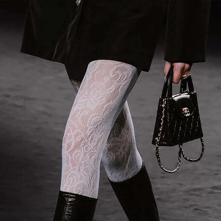 Chanel 23K Kelly Глянцевая состаренная телячья кожа Металл золотистого тона Мини-сумка на руку Черный AS4416-B14296-94305