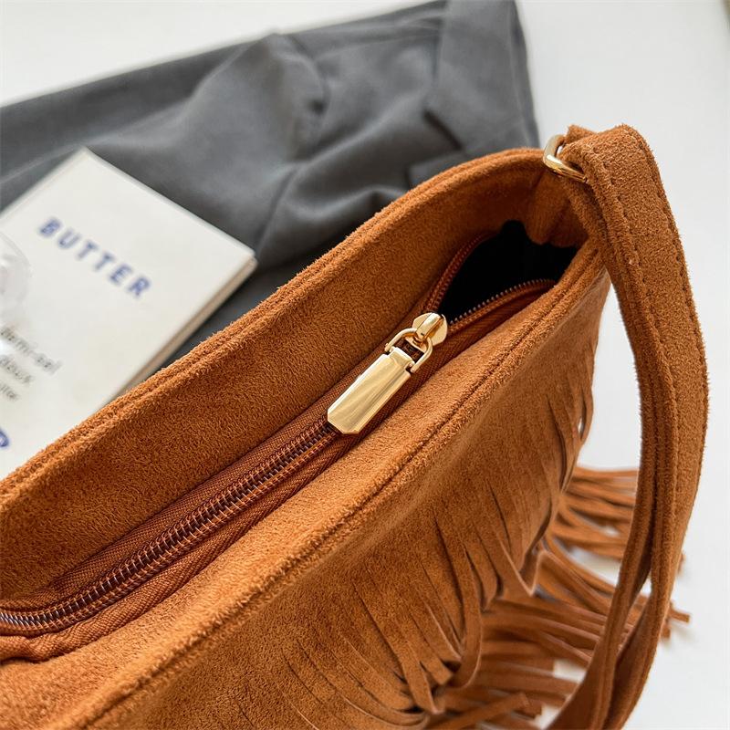 Женская сумка через плечо с кисточками через плечо