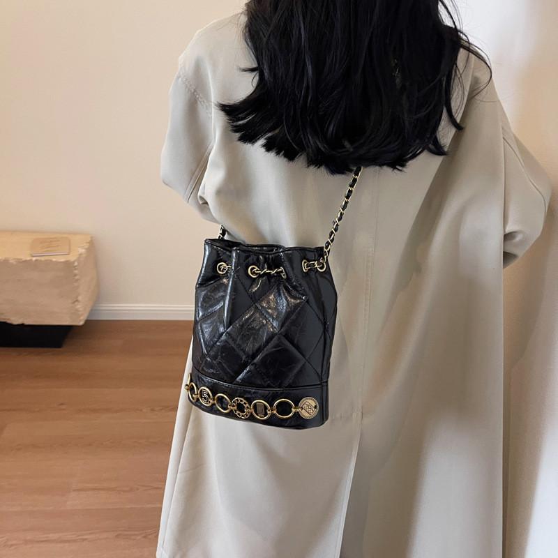 Стильная новая осенне-зимняя маленькая сумка-ведро на цепочке с ароматом для женщин 2023