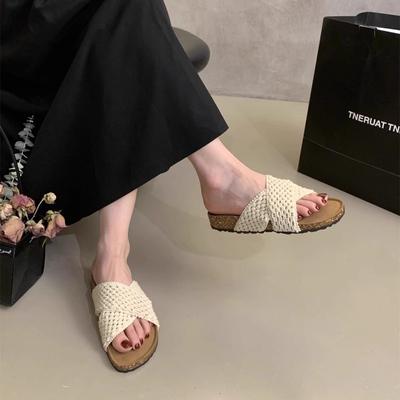 Ретро плетеные белые шлепанцы на толстой подошве женские летние 2025 новые модели с юбками для увеличения роста и крутые шлепанцы