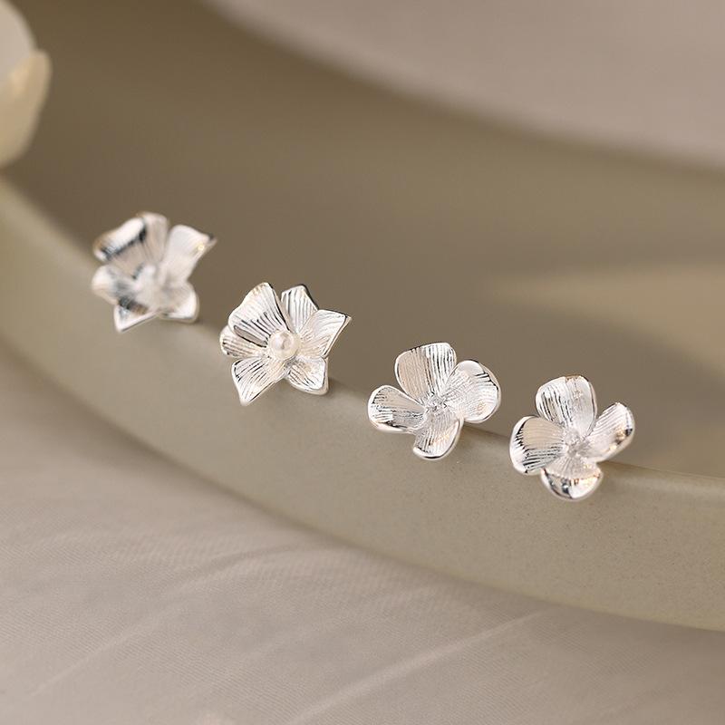 Серьги с лепестками и цветами для женщин с изысканными осенними и зимними сладкими и свежими украшениями для прокалывания ушей