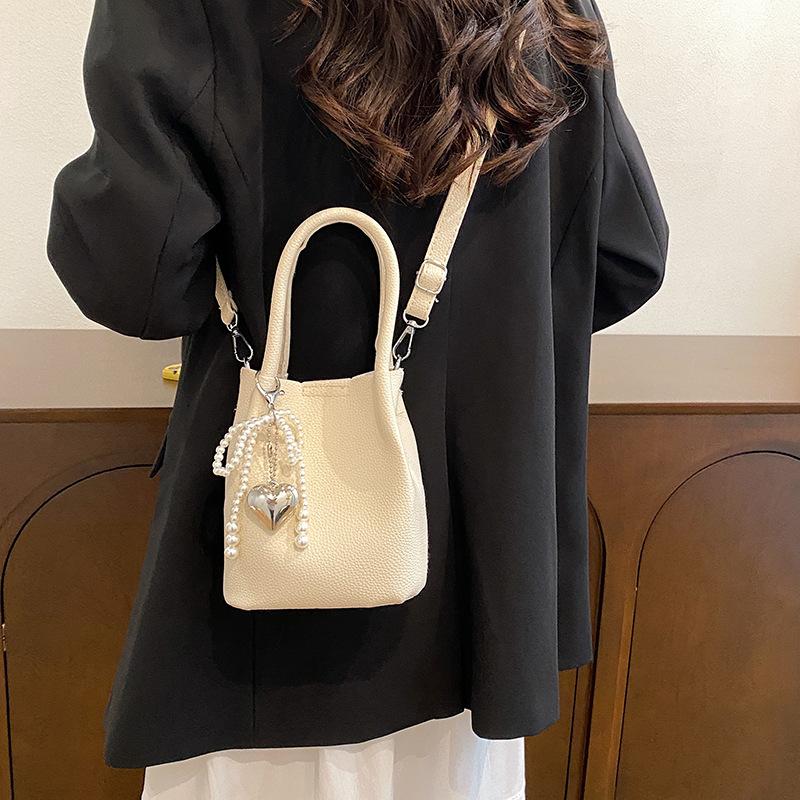 Повседневная популярная модная сумка с текстурой в этом году 2024 года, летняя новая портативная женская сумка, простая сумка-мессенджер, сумка-ведро