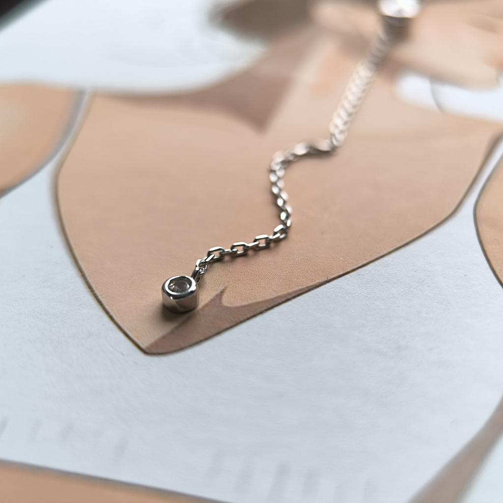 Серебряное колье с фианитами, вес изделия 2,91 гр (2197041)