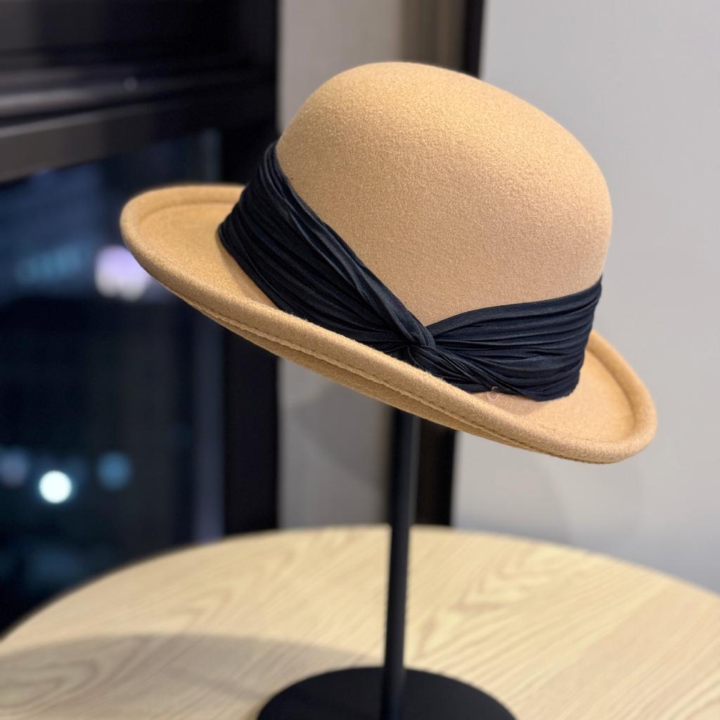 Французское лицо, демонстрирующее маленькую шляпу рыбака из валяной шерсти, с загнутыми полями, для женщин, для весенне-осенне-зимней моды, британская ретро шляпа-котелок, трендовая