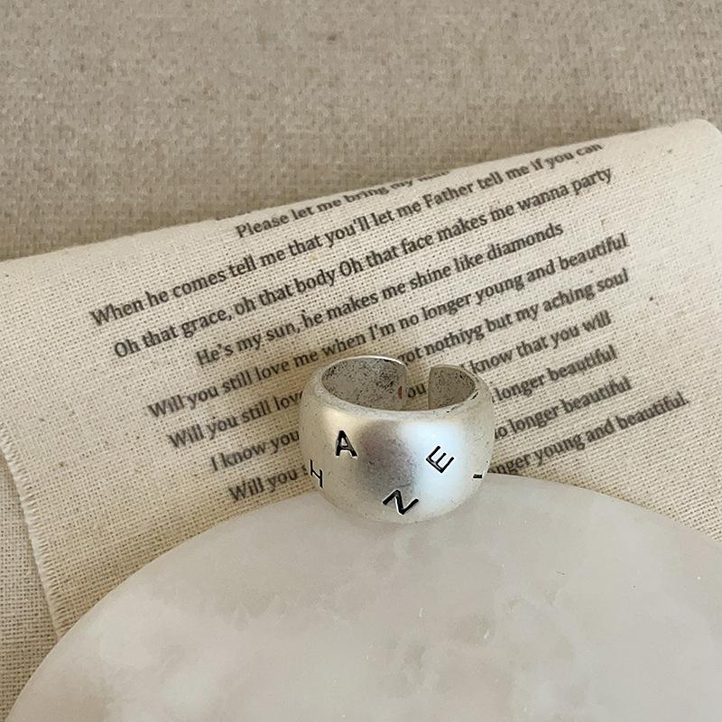 Винтажное старое матовое матовое матовое металлическое кольцо с буквами, женское нишевое кольцо высокого класса, персонализированное модное кольцо