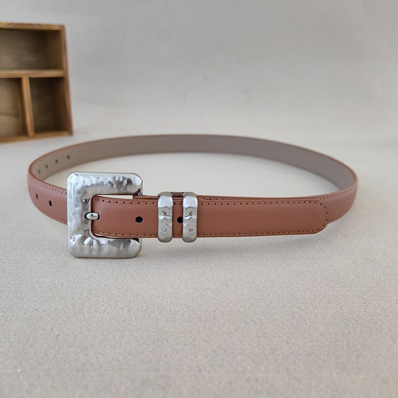 Женский дерма-пояс минималистичного стиля с металлической пряжкой-булавкой, формирующий талию для платья