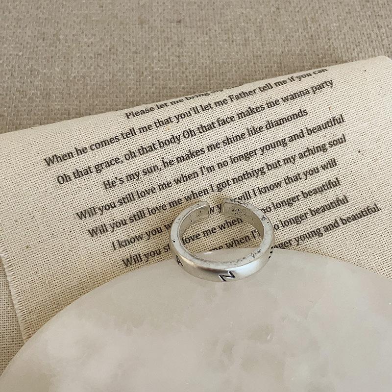 Винтажное старое матовое матовое матовое металлическое кольцо с буквами, женское нишевое кольцо высокого класса, персонализированное модное кольцо