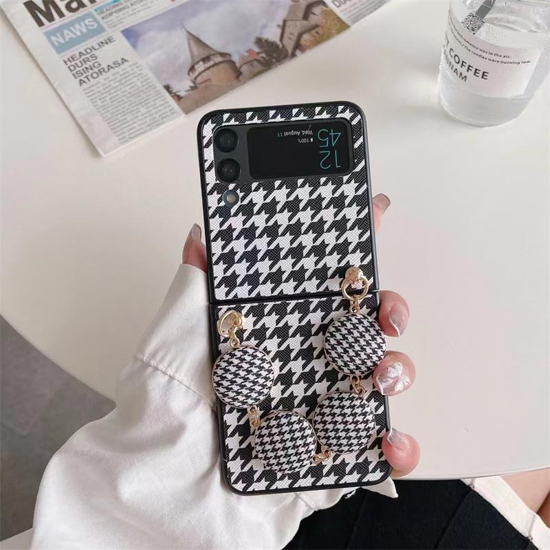 Chic And Elegant Leather Camellia Phone Case For Samsung Galaxy Z Flip 3 Z Flip 4 With Portable Pearl Bracelet Cover Women Girl