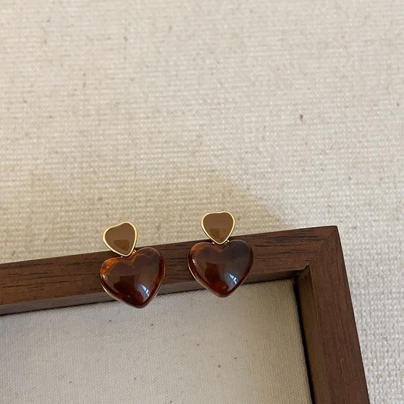 Изысканные серьги-пусеты из коричневой смолы Maelard для женщин: Высококлассные, модные и универсальные осенне-зимние аксессуары для ушей