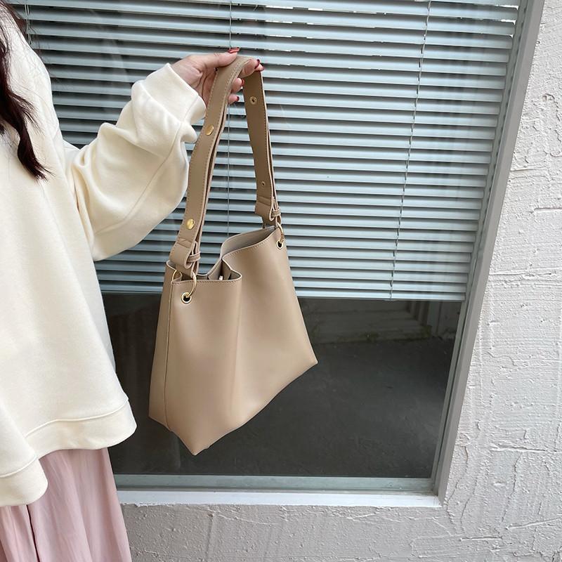 IELGY Retro Atmospheric Bucket Bag, Versatile Niche Design Shoulder Messenger Bag