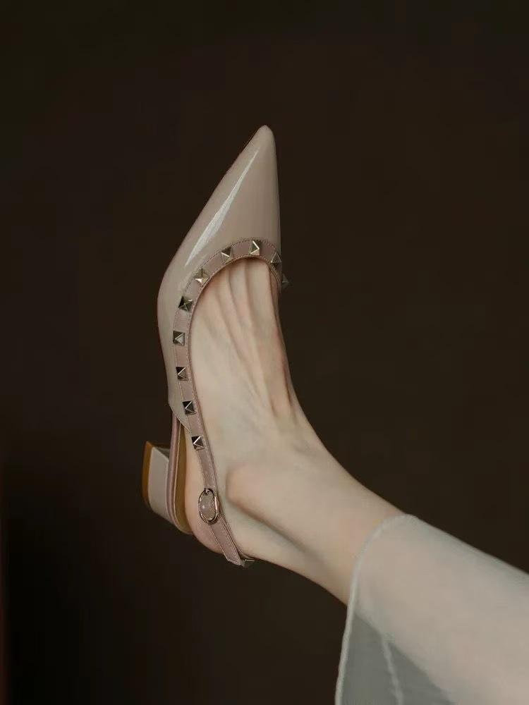 2025 лето новые заклепки одно слово пряжка средний каблук весенняя сумка голова острый каблук ива туфли сандалии женская верхняя одежда