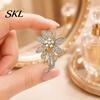 Anti-oxidation Brooch Pin, 3D Flower Design with Sparkling Rhinestones, Lapel Pin Strong Buckle Badge for Coats Shirts Bags Accessories Non-fading