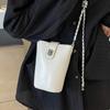 Трендовый новый нишевый дизайн простая сумка-ведро для мобильного телефона персонализированная модная сумка-мессенджер на цепочке с высоким чувством женщины