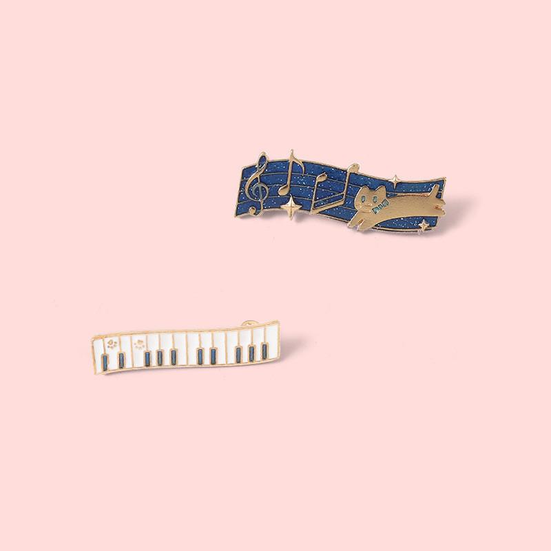 Очаровательная металлическая брошь в виде кошки и ноты. Уникальный модный подарок для любителей музыки.