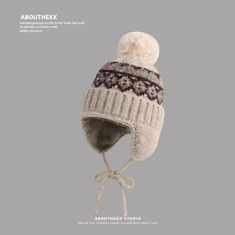 Вязаная шапка в стиле Fair Isle с меховыми помпонами для женщин, осенне-зимняя шерстяная шапка для защиты ушей, утепленная теплая шапка-пуловер для активного отдыха в северо-восточном регионе.