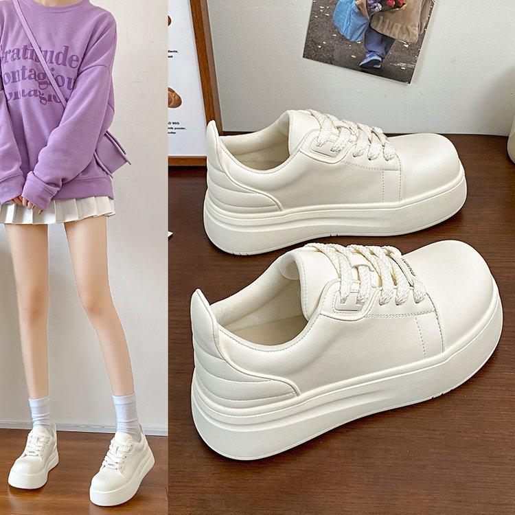 Женские маленькие белые туфли на толстой подошве с большим носком, новая весенняя коллекция 2025 года, студенческие туфли-хлебушки на шнуровке спереди, спортивные и повседневные кеды