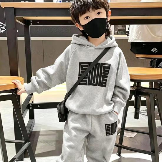 Winter and autumn trend black fashionable letter-printed children's hooded sweatshirt set, comfortable and soft for daily wear