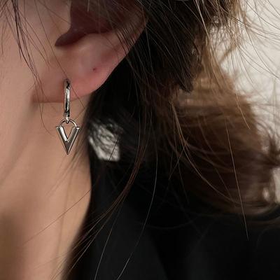 Треугольные серьги, застежки-пряжки, женский нишевый дизайн, светочувствительная поверхность, серьги в стиле ретро с буквами V.