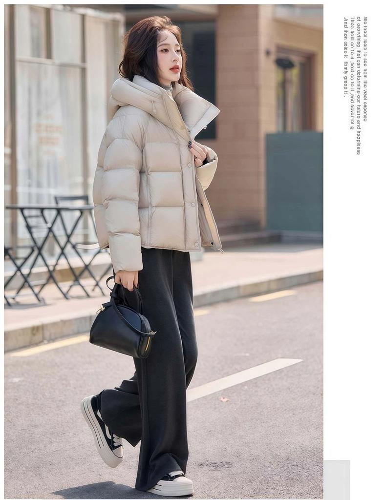 Короткая толстая теплая куртка-пуховик свободного кроя с капюшоном