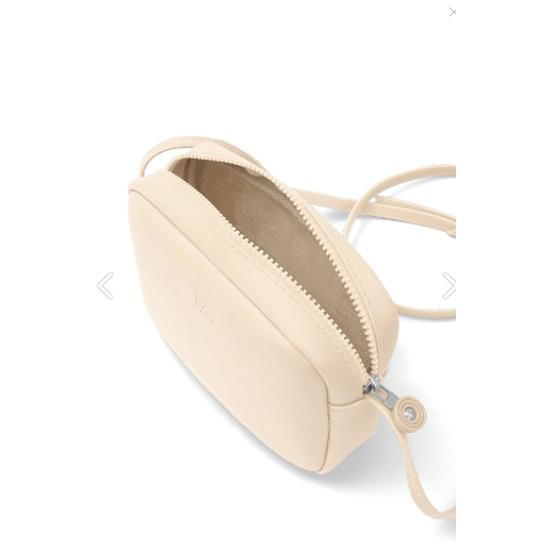 Женская оригинальная мини-городская сумка через плечо на молнии с регулируемым ремешком, модель, рука и сумка через плечо