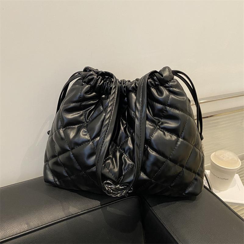 Вместительная сумка-тоут мессенджер с мягкой ромбовидной лямкой, новинка осени и зимы 2025 года, портативная наплечная сумка для женщин для путешествий на короткие расстояния