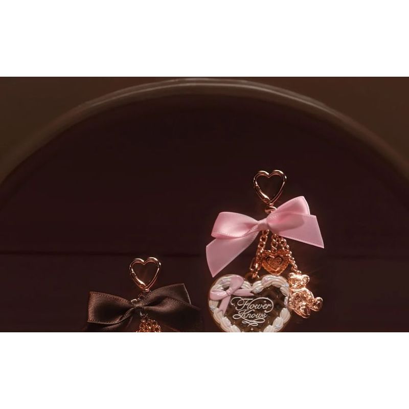 Flower Knows - Flower Knows Коллекция Sweetie Bear Мини-пудра для лица и набор с шармом - 2 вида