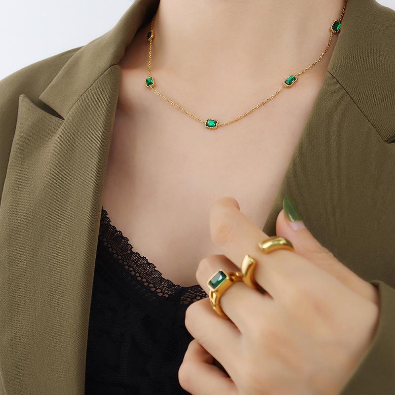 Цепочка на ключицу Wind Natural Square Emerald Zircon Niche Light Luxury Temperament Plated 18K Gold P115