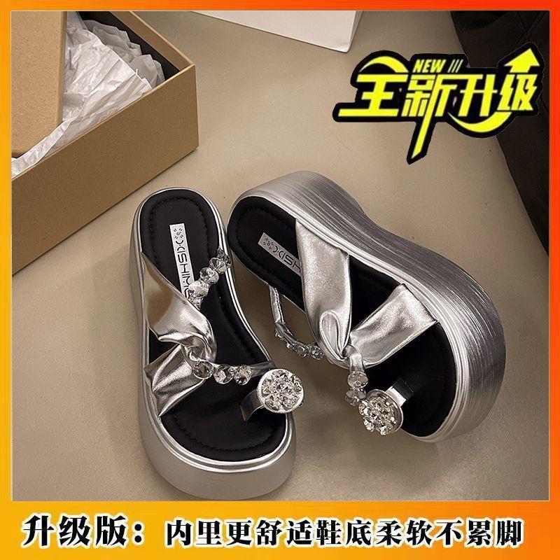 Сандалии женские верхняя одежда лето 2024 новые маленькие на толстой подошве высокие каблуки со стразами покрытие носка классные тапочки увеличивающие рост обувь