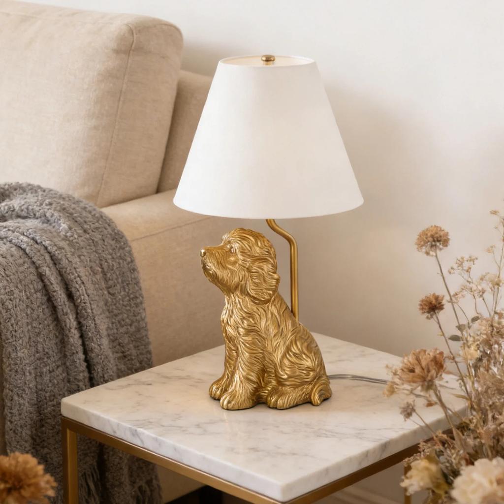 Серия Декор для дома: Настольная лампа в форме собаки с лакированным золотом абажуром и коническим льняным абажуром