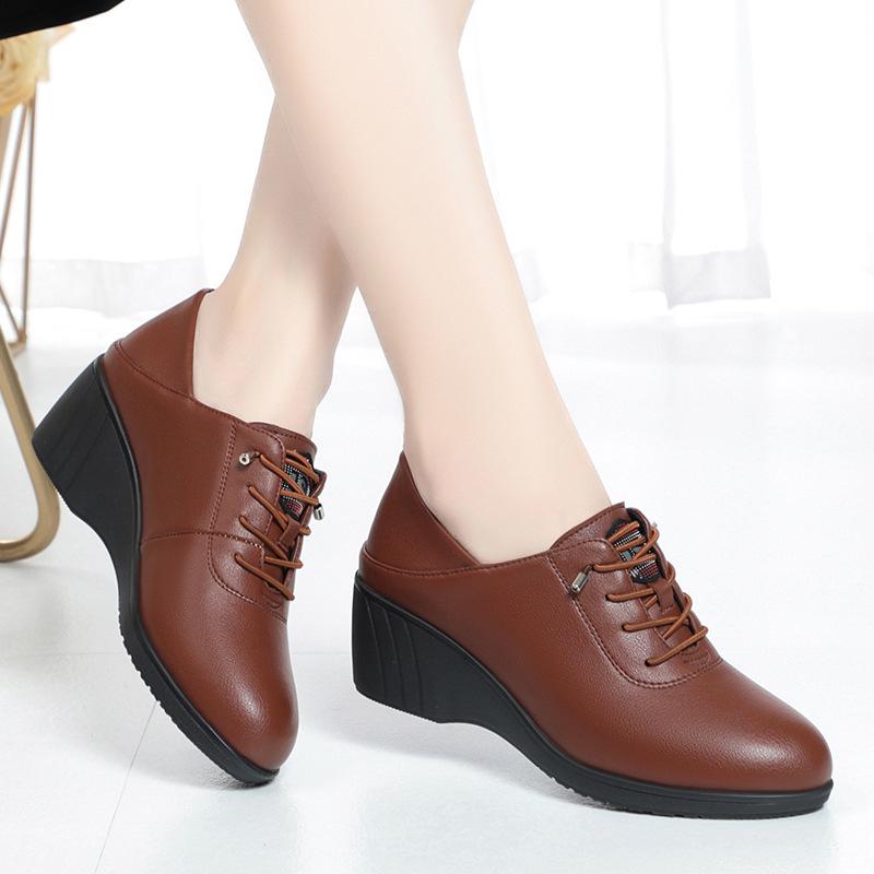 Новая осенняя женская обувь из мягкой кожи, на мягкой подошве, с глубоким вырезом, удобная, в стиле ретро, повседневная, обувь для мам, танкетки, высокие каблуки, женская обувь
