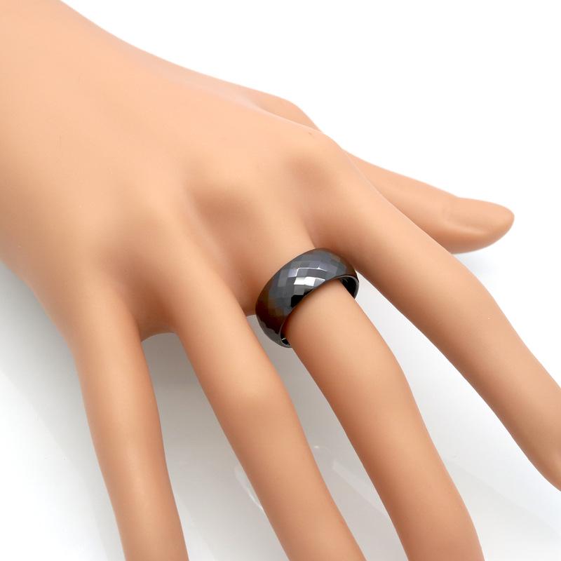 Простое и классическое черное керамическое кольцо с граненой поверхностью