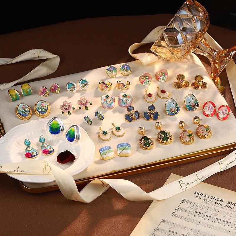 Серия картин Ван Гога и Моне: Серьги-пусеты «Французский цветок» из эмали с натуральным жемчугом, серебро 925 пробы, летняя коллекция.