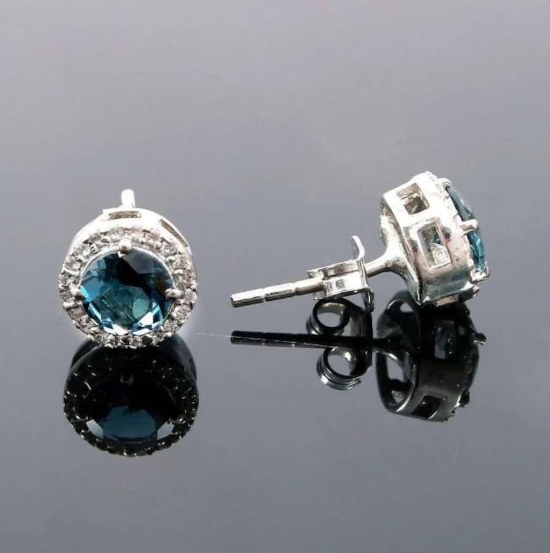 Серьги-гвоздики с серебряно-голубым топазом — серьги-гвоздики с голубым топазом Лондона — серьги для сестры — подарок на ноябрь/декабрь — серьги для художников