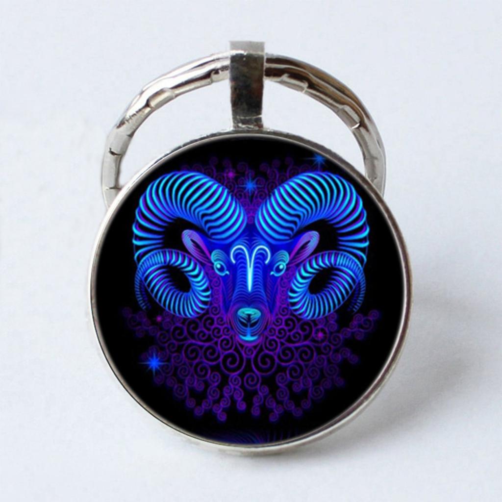 Металлический брелок с драгоценными камнями и символами зодиака